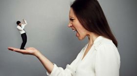 المرأة المتسلطة.. هل جبروتها نابع من ضعف شخصية الرجل؟