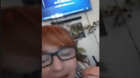 مغربية تبكي بحرقة بعد إعلان تطبيع بلادها مع إسرائيل