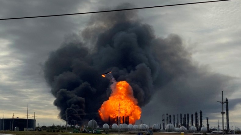 شاهد.. لحظة انفجار بمصنع للبتروكيماويات في تكساس