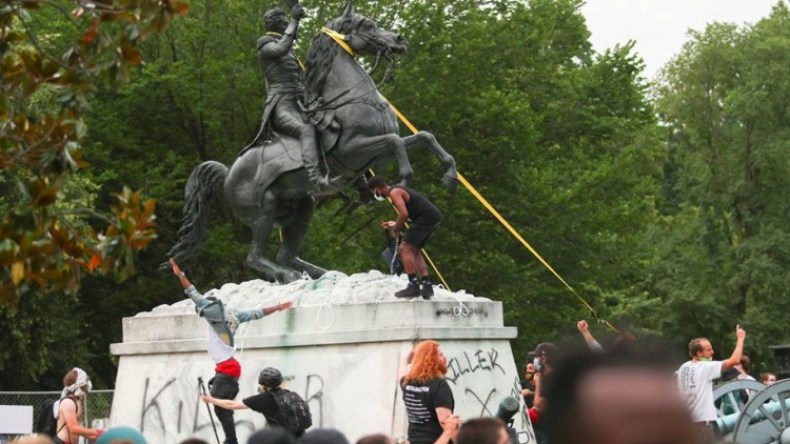 ترامب يهدد بملاحقة مخربي التماثيل الأمريكية