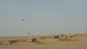 الجيش يناور بالذخيرة الحية والمروحيات قرب الحدود الليبية