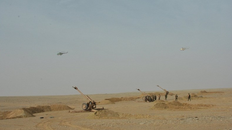الجيش يناور بالذخيرة الحية والمروحيات قرب الحدود الليبية