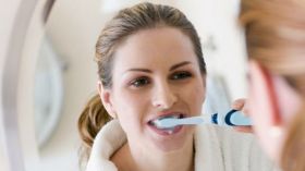 لا تهملي تنظيف أسنانك أبدا.. والسبب؟