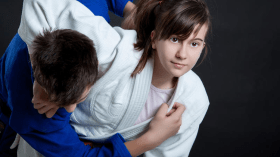 فتاة توجه “كاتا” لجارهم وتتسبّب في إغمائه!