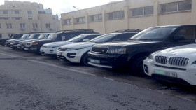 موظفون ضمن شبكة دولية لتهريب المركبات الفاخرة وتزوير الوثائق