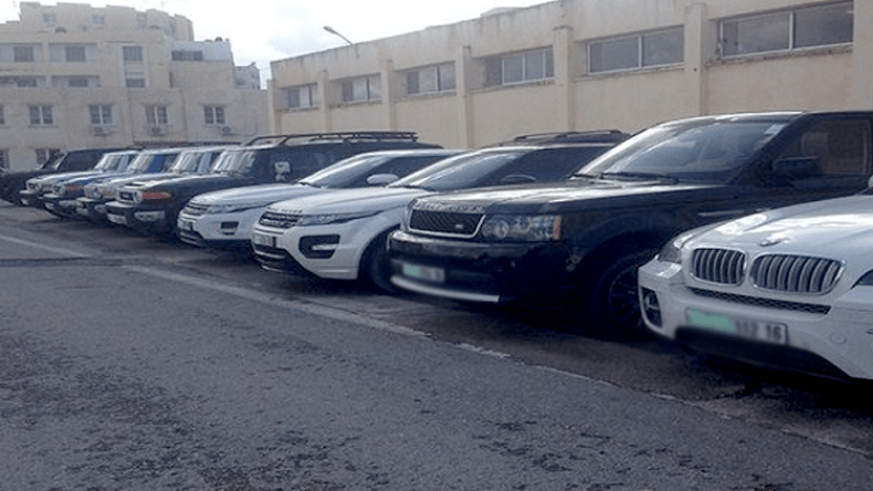 موظفون ضمن شبكة دولية لتهريب المركبات الفاخرة وتزوير الوثائق