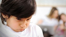 إياك والحديث عن مساوئ طفلك أمام الآخرين