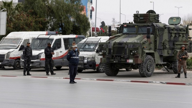 أعمال الشغب تدفع الجيش التونسي للانتشار في عدة مدن