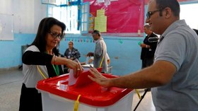 التونسيون يصوتون في الانتخابات البرلمانية
