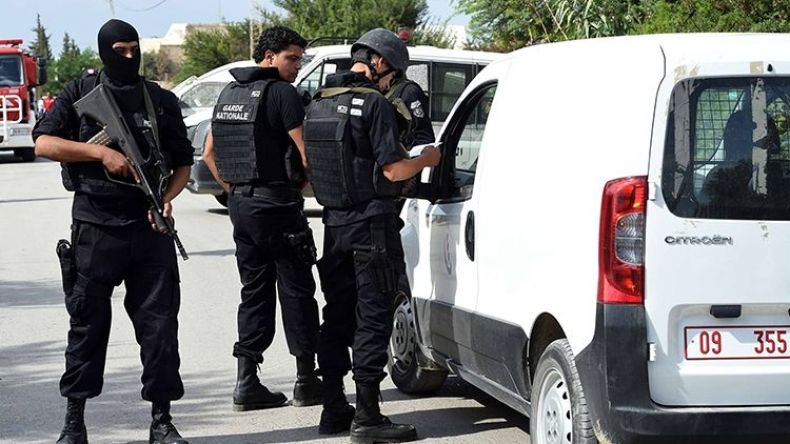 متشددان يفجران نفسيهما في تونس