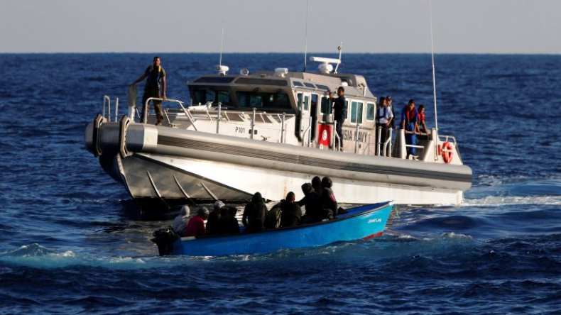 غرق قارب للمهاجرين ومقتل اثنين وفقد 14