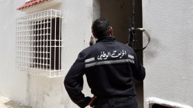 مقتل عنصر أمن وثلاثة مهاجمين في تونس