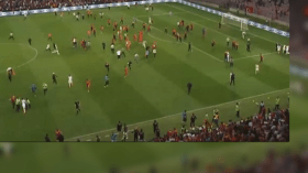 الجمهور يجتاح الملعب في مباراة تونس وتركيا