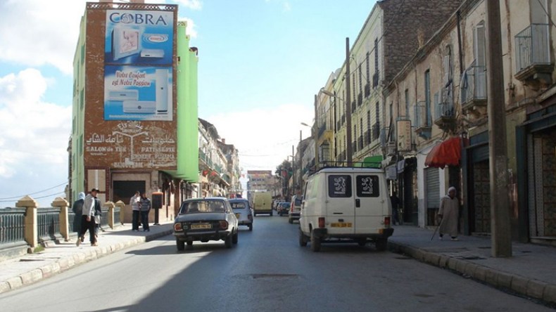 حملة شعبية للمطالبة بإغلاق حانة تجاور مسجدا بتيارت