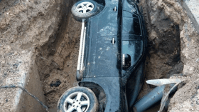 حفرة تبتلع سيارة في طريق عام بتيارت