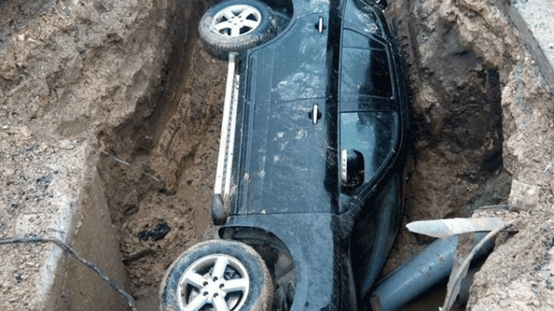 حفرة تبتلع سيارة في طريق عام بتيارت