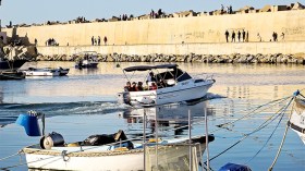 ميناء تيبازة بحاجة إلى تنظيف دوري وتنصيب للحاويات والكراسي