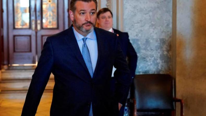 سيناتور أمريكي يعزل نفسه صحياً