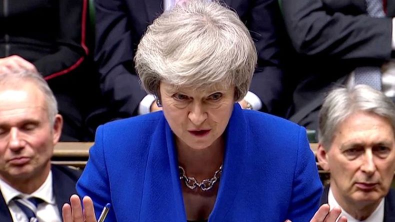 ماي تنجو من سحب الثقة