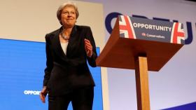 ماي ترقص في اجتماع لحزب المحافظين