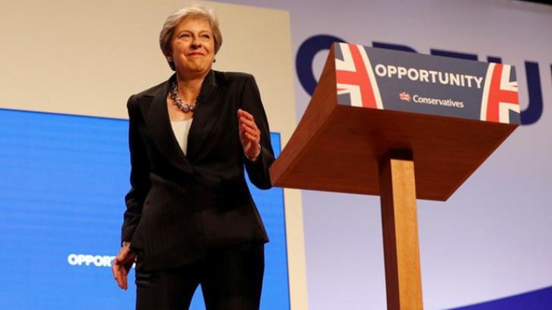 ماي ترقص في اجتماع لحزب المحافظين