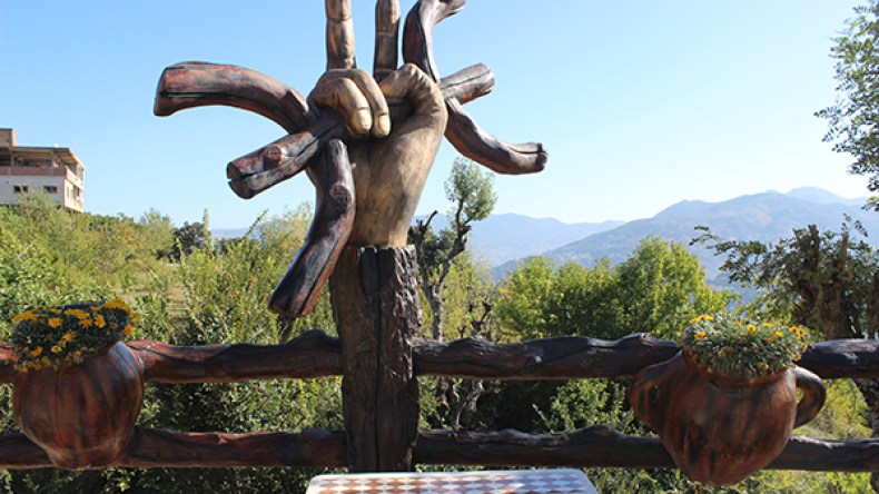 ديب قويدر أمين.. فنان عصامي يحاكي الطبيعة بأعمال إبداعية