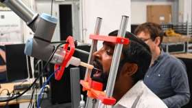 شاهد.. روبوت يأخذ مسحات للكشف عن كورونا