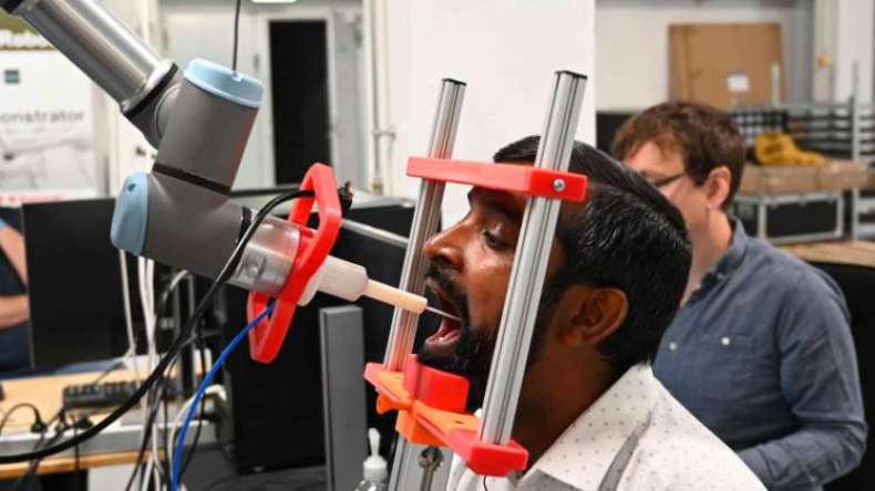 شاهد.. روبوت يأخذ مسحات للكشف عن كورونا