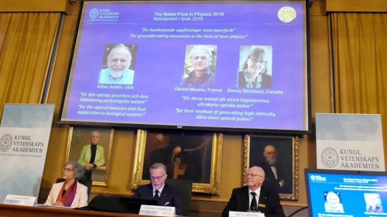 فوز ثلاثة علماء بجائزة نوبل في الفيزياء