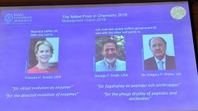 فوز أمريكيين وبريطاني بنوبل للكيمياء