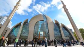 أردوغان يفتتح أكبر مساجد أوروبا