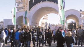 طلبة جامعة الوادي يحتجون ضد المُتسكعين في حظيرة الحافلات