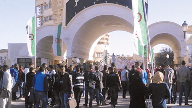 طلبة جامعة الوادي يحتجون ضد المُتسكعين في حظيرة الحافلات