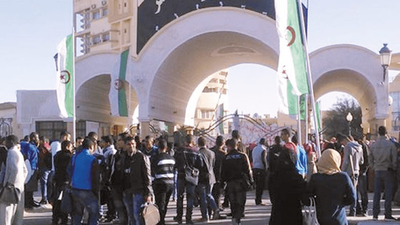 طلبة جامعة الوادي يحتجون ضد المُتسكعين في حظيرة الحافلات
