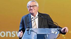 يونكر يثير الضحك بأداء حركات راقصة