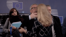 يونكر يعبث بشعر مسؤولة أوروبية!