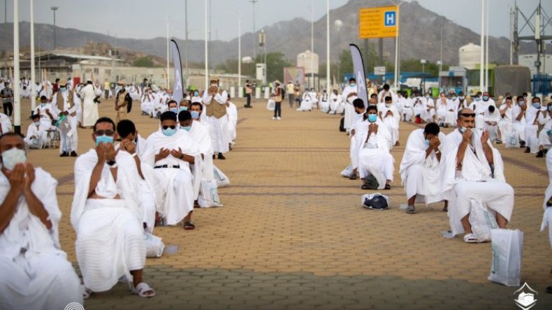 حجاج بيت الله الحرام ينفرون إلى مزدلفة (فيديو)