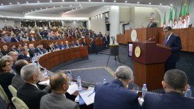 هل تحرر الأفلان من قبضة “الموالاة” أم محاولة لتبييض الصورة؟