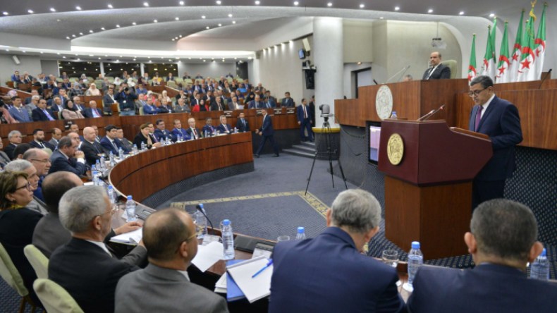 هل تحرر الأفلان من قبضة “الموالاة” أم محاولة لتبييض الصورة؟