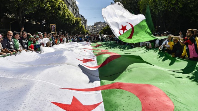 الجزائريون يصنعون التاريخ