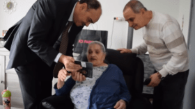 شاهد.. جزائري ينجح في العثور على والدته بعد فراق 73 عاما!