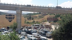 تشييد سوق أسبوعي أسفل جسر يهدد قاصديه بخراطة