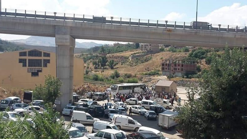 تشييد سوق أسبوعي أسفل جسر يهدد قاصديه بخراطة