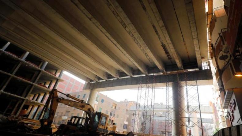 شاهد.. جسر وسط المساكن يثير الغضب في القاهرة