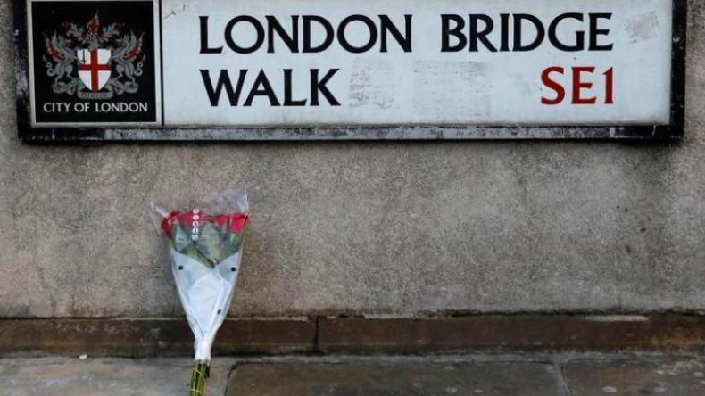 شاهد.. كيف سيطرت مجموعة من المارة على منفذ هجوم لندن؟