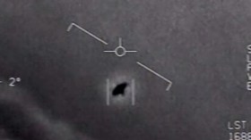 شاهد.. البنتاغون ينشر فيديوهات لأجسام طائرة مجهولة