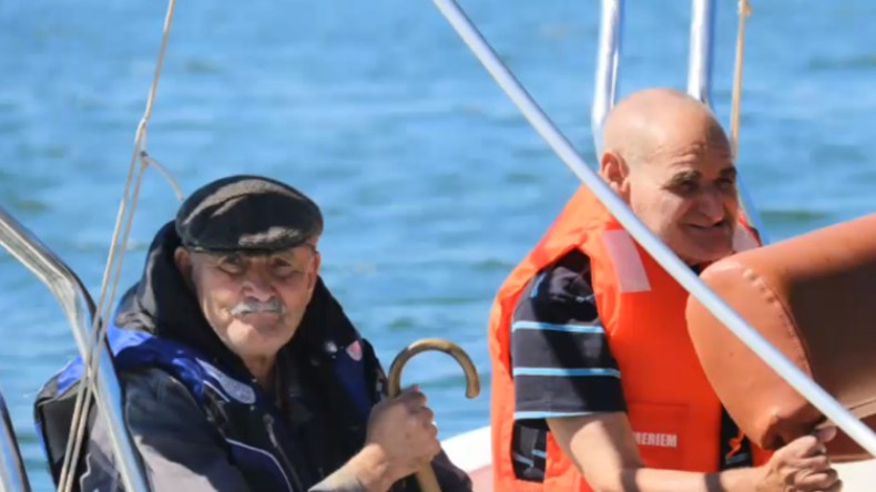 جمعية “مهني” الخاصة بالصيد البحري تنظم خرجة في عرض البحر للمسنين