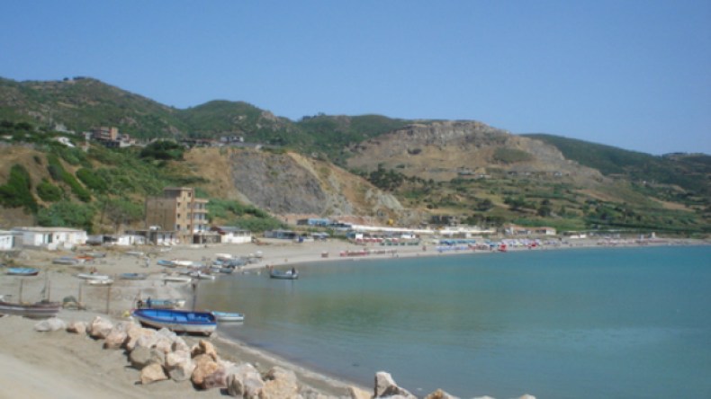 ناهبو الرمال يهددون شاطئ كاب جنات ببومرداس والسكان يستنجدون