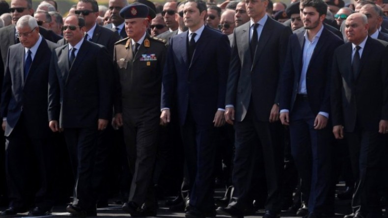 مصر تنظم جنازة عسكرية لمبارك (فيديو)