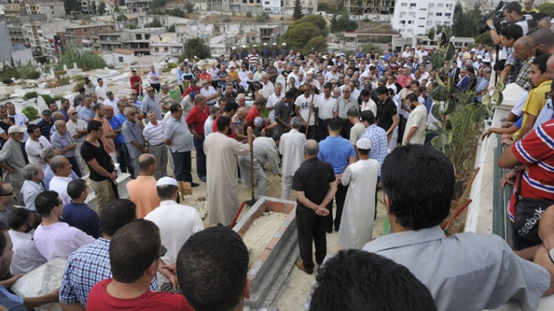 “ثلاثة” حراقة يتابعون جنازة والدهم عبر الفايسبوك بوهران